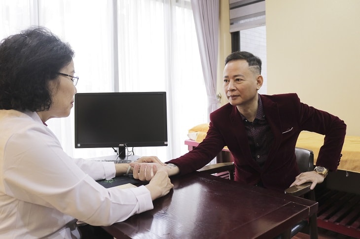 Bác sĩ Nguyễn Thị Vân Anh đã trực tiếp thăm khám và đánh giá về quá trình phục hồi sau khi dùng thuốc chữa yếu sinh lý của nghệ sĩ Tùng Dương