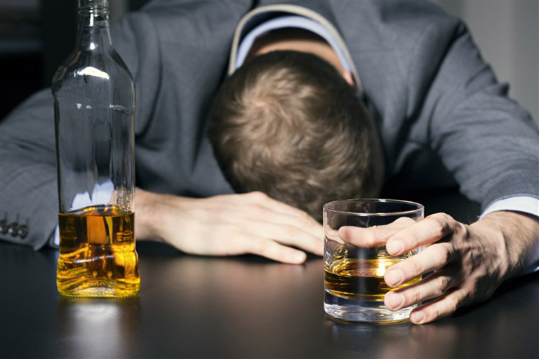 Lạm dụng bia rượu khiến cho hệ thần kinh bị ảnh hưởng, khó kiểm soát xuất binh